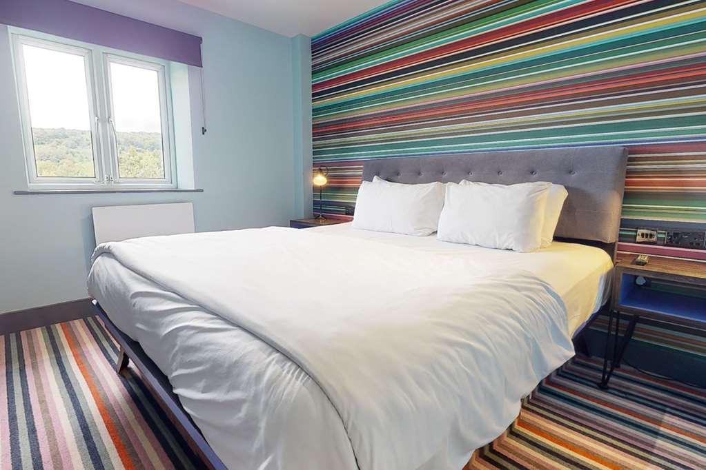 Village Hotel Cardiff Room photo